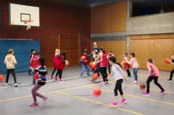 TV Heppenheim – Basketballer richten Sportuntericht für 2. 3. und 4. Klasse an der Konrad-Adenauer-Grundschule aus